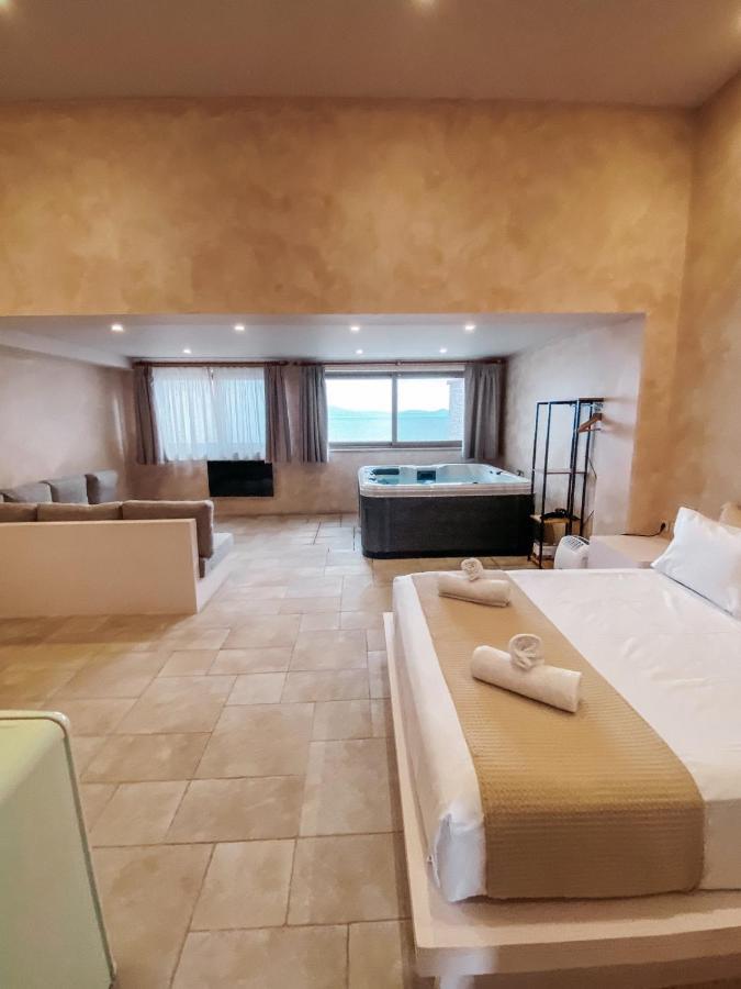 Mani Luxury Suites And Studios In Gytheio With Private Pools 外观 照片